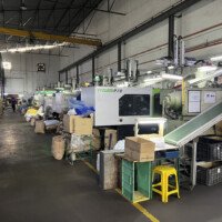 Injection molding machine with automated conveyor system and packaging boxes at B-Pen Plastic factory